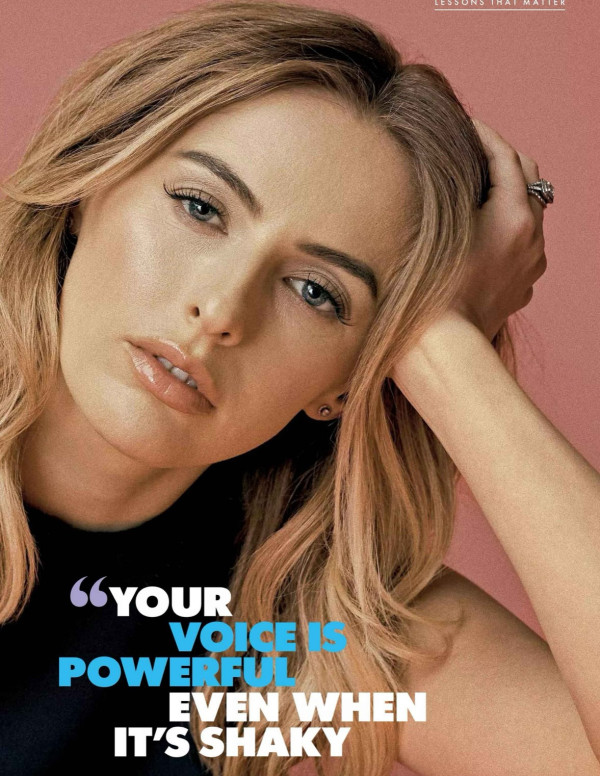 Chloe Kelly en séance magazine, elle dribble les cœurs en tailleur et marque sans ballon