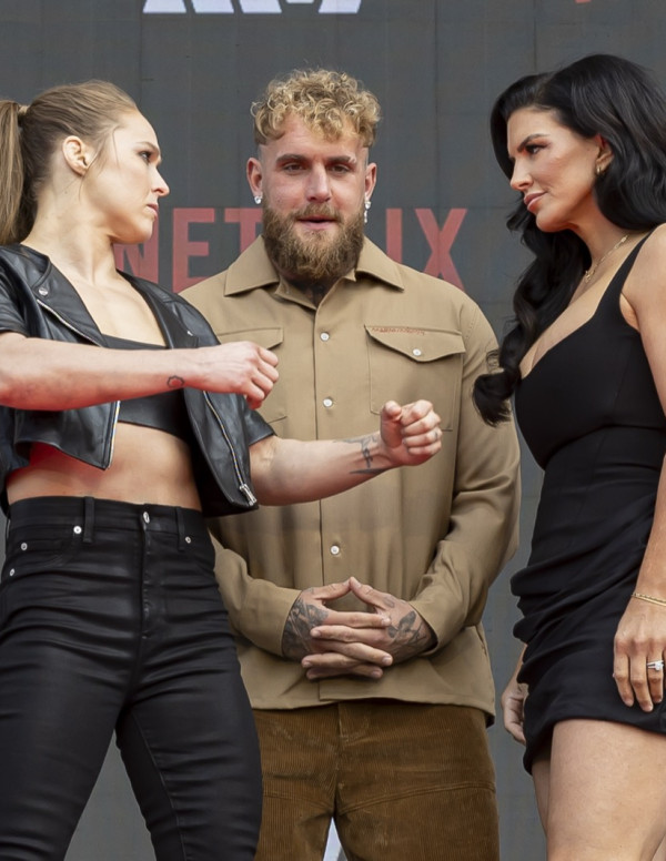 Gina Carano fait sa promo à LA, et la robe noire gagne aux points