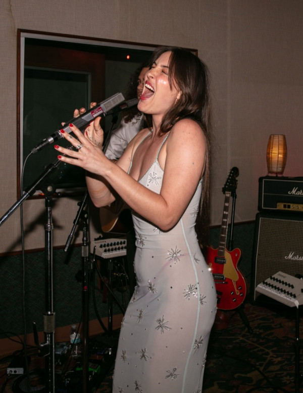 Scout Willis chante à Los Angeles, et son micro prend un coup de chaud