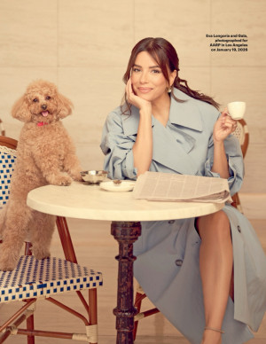 Eva Longoria en séance magazine, même le caniche réclame son agent