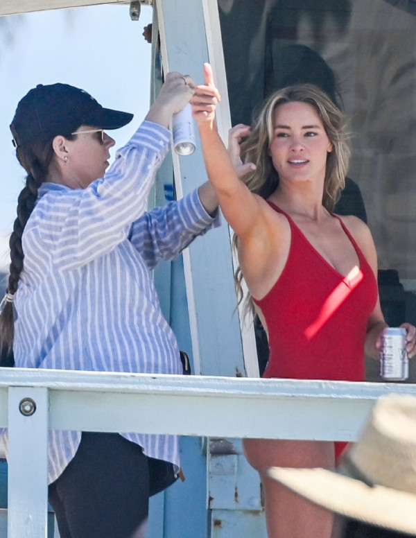 Hassie Harrison à Venice Beach, même la bouée a demandé un autographe