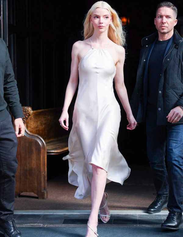 Anya Taylor-Joy quitte l’hôtel comme une scène déjà culte