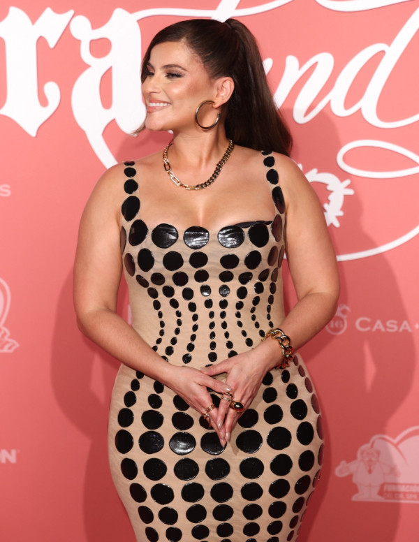 Nelly Furtado arrive à Miami, et le tapis rose s’incline