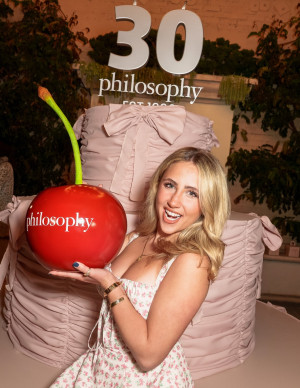 Ava Kolker croque la soirée comme une cerise