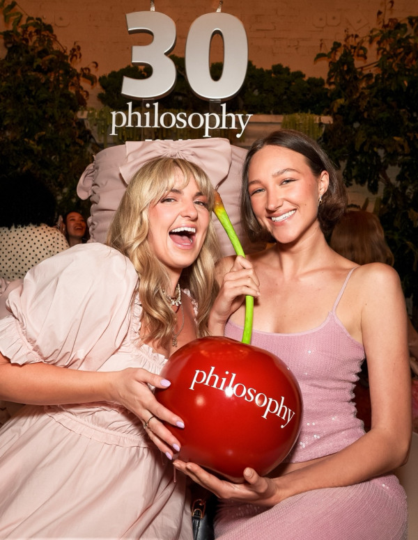 Ava Michelle fait pétiller l’anniversaire comme du champagne rose