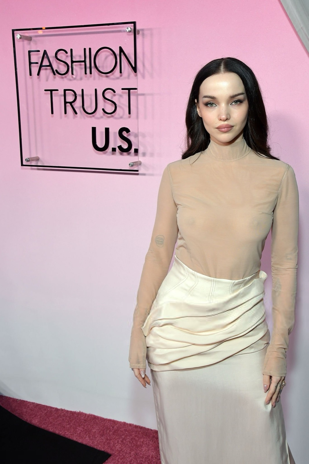 Dove Cameron joue la transparence avec un calme troublant