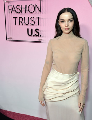 Dove Cameron joue la transparence avec un calme troublant