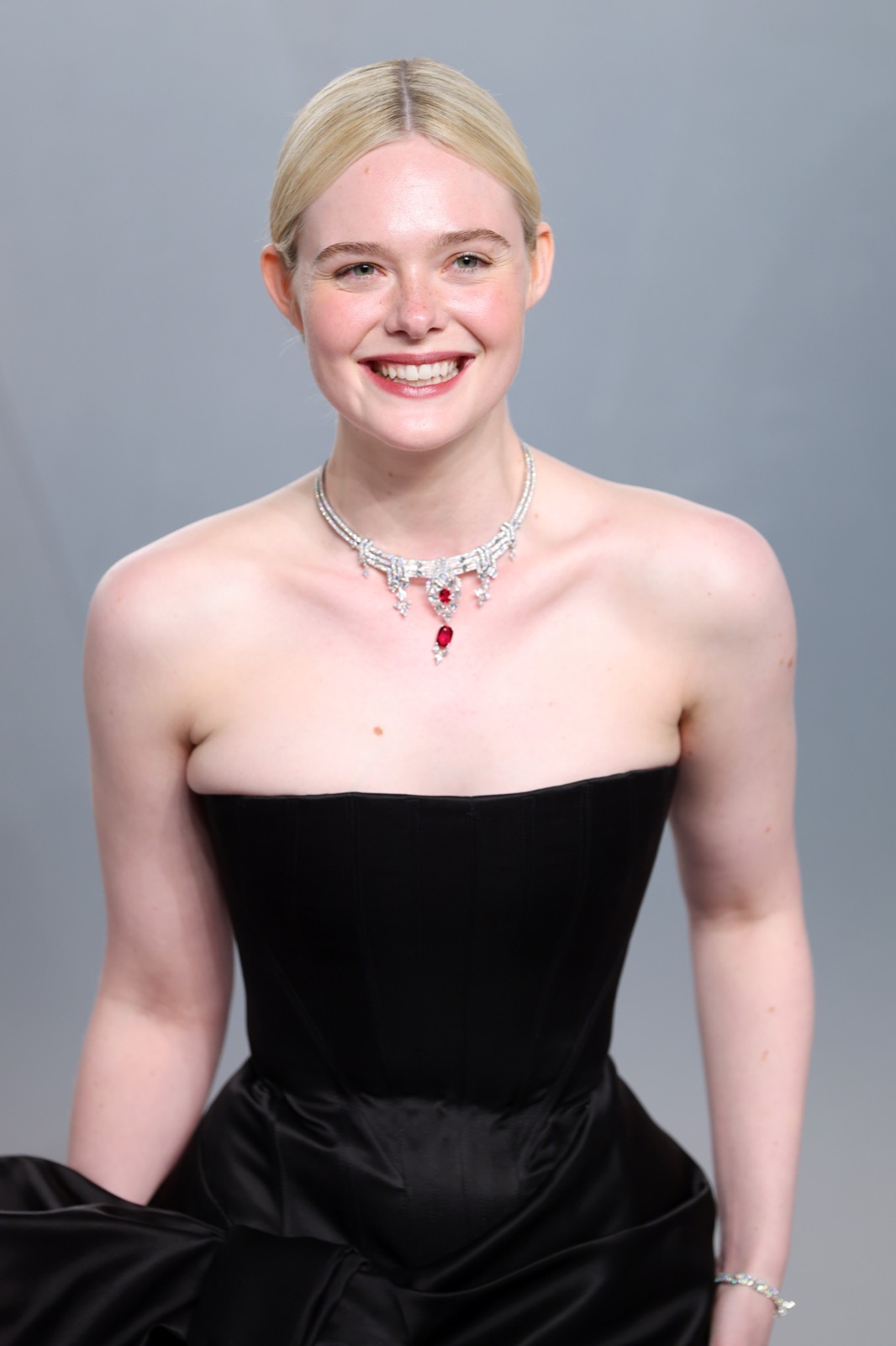 Elle Fanning illumine les Oscars en noir souverain