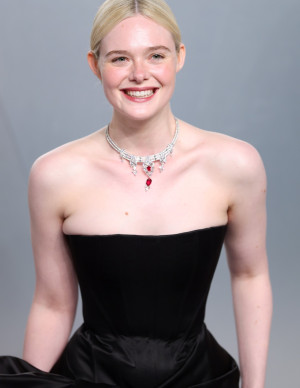 Elle Fanning illumine les Oscars en noir souverain