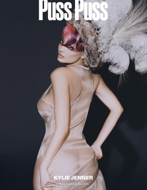 Kylie Jenner électrise Puss Puss entre lingerie sage et glamour insolent