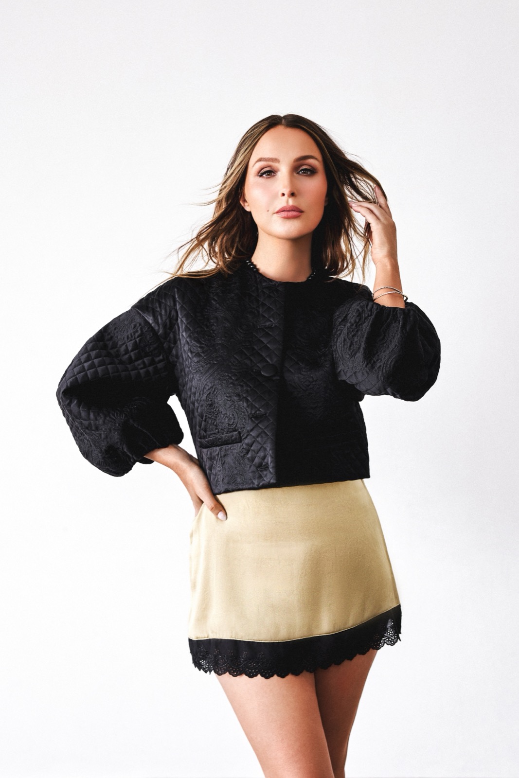 Camilla Luddington ensorcelle COMPOSURE entre grâce fauve et chic théâtral