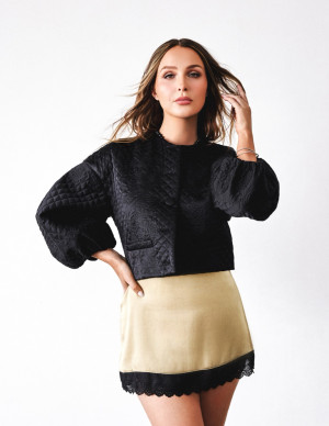 Camilla Luddington ensorcelle COMPOSURE entre grâce fauve et chic théâtral