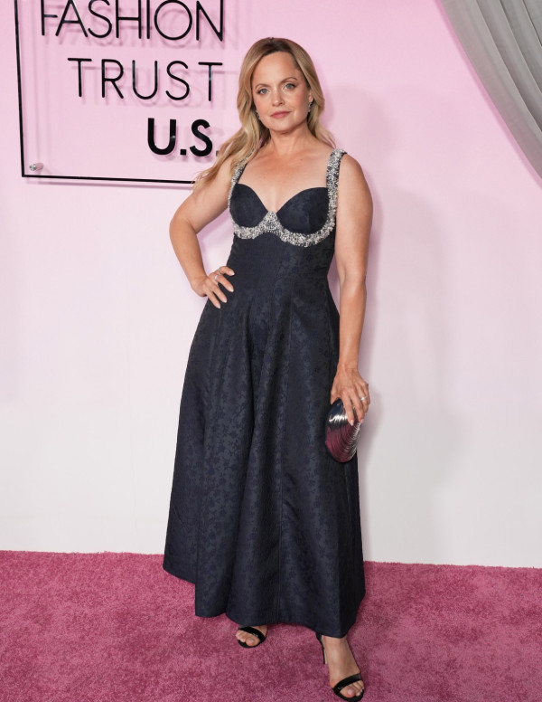 Mena Suvari électrise le tapis rose avec un chic très venimeux