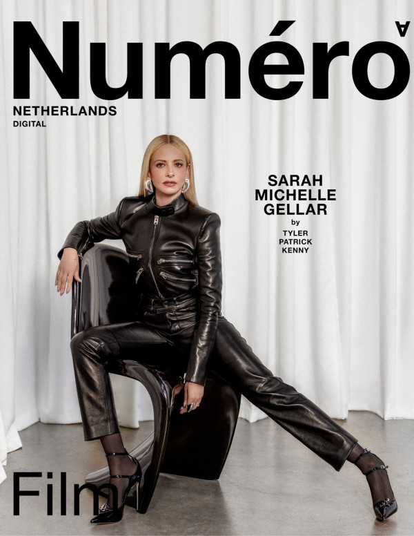 Sarah Michelle Gellar électrise Numéro d’un noir chic délicieusement autoritaire