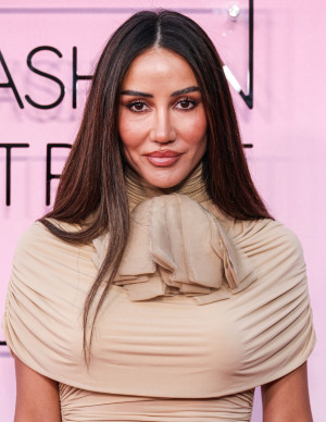 Tamara Kalinic ensorcelle le tapis rose d’un chic nude redoutable