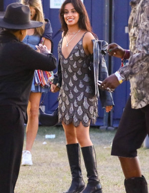 Camila Cabello affole Coachella avec ses bottes sages et son feu
