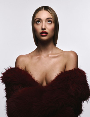 Bella Podaras trouble Numéro d’une douceur glacée presque venimeuse