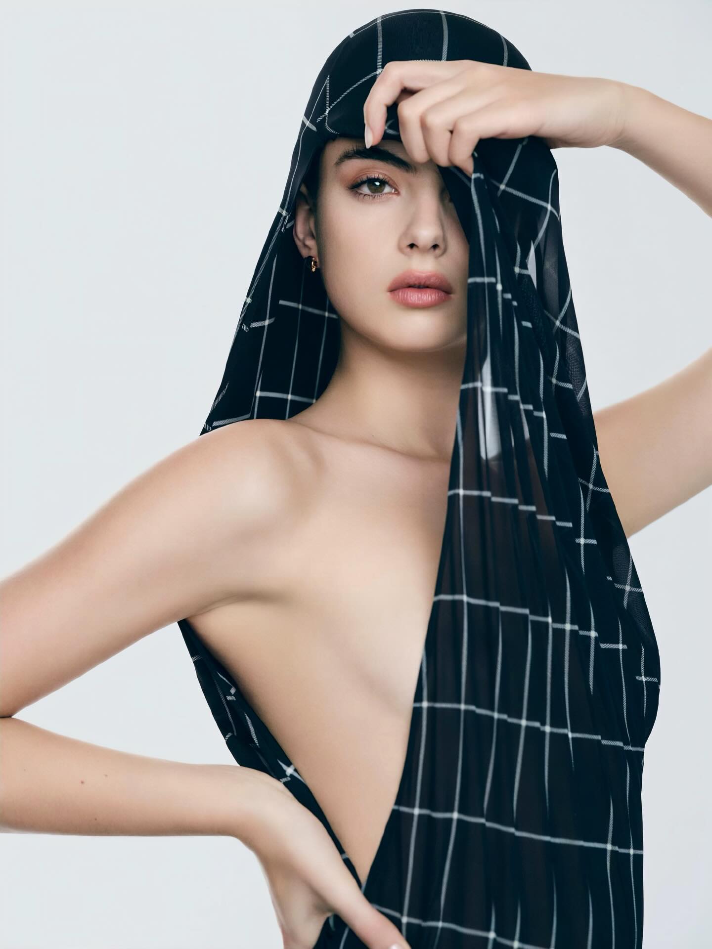 Deva Cassel hypnotise le studio d’un calme chic presque irréel