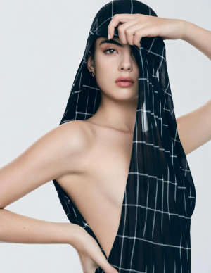 Deva Cassel hypnotise le studio d’un calme chic presque irréel