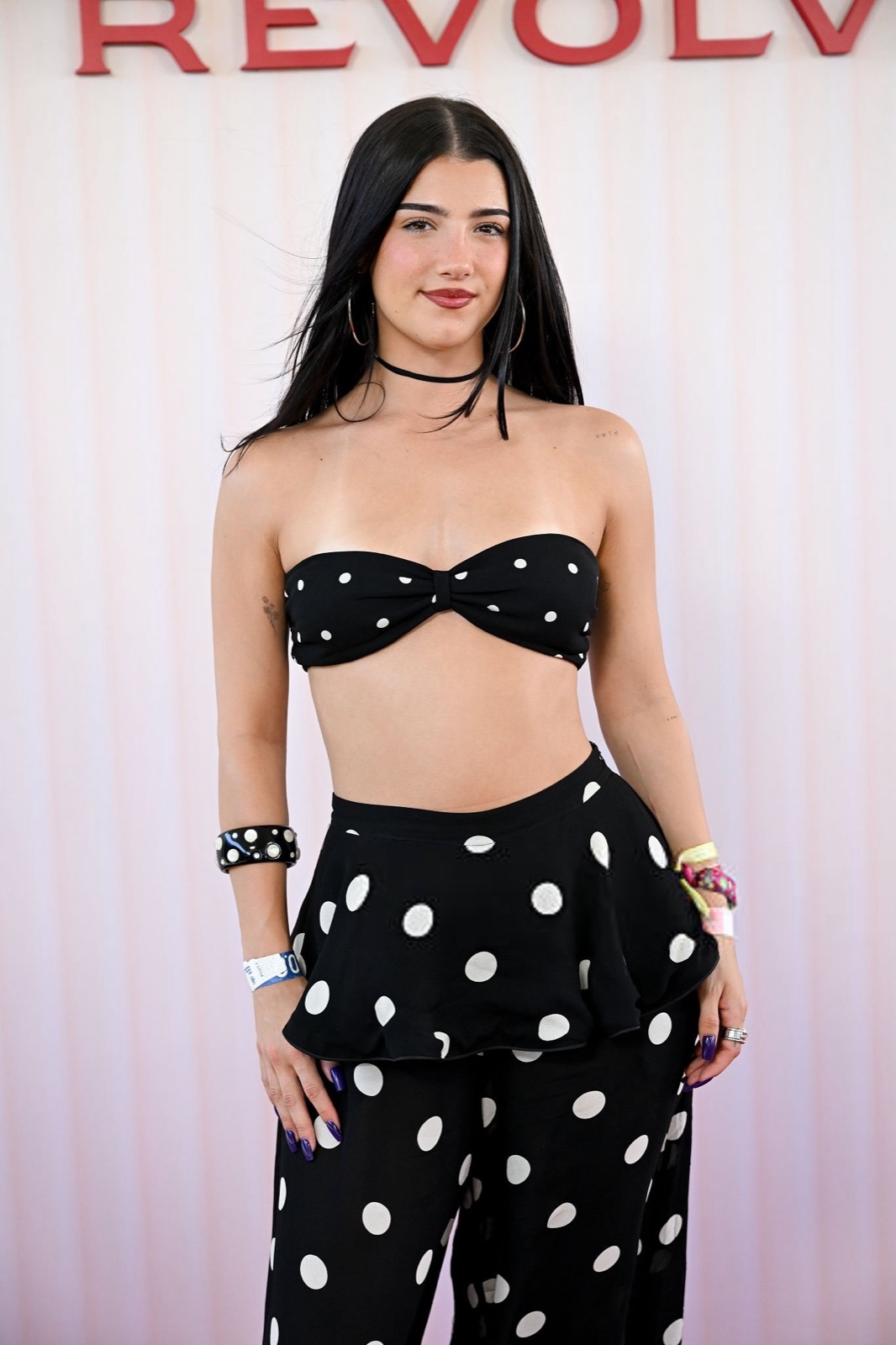 Charli D’Amelio fait chavirer Revolve avec des pois, du soleil et du culot