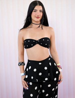 Charli D’Amelio fait chavirer Revolve avec des pois, du soleil et du culot