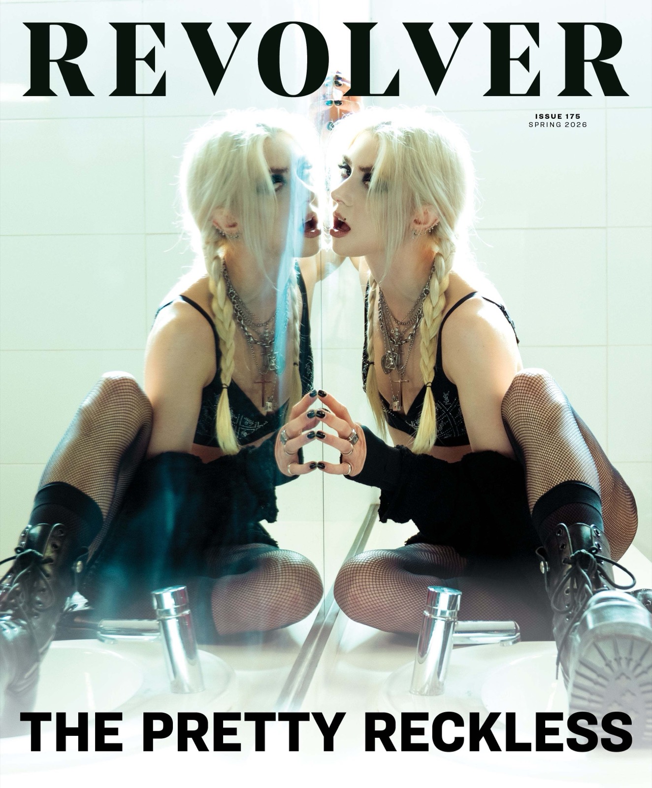 Taylor Momsen incendie Revolver avec un chaos noir et hypnotique