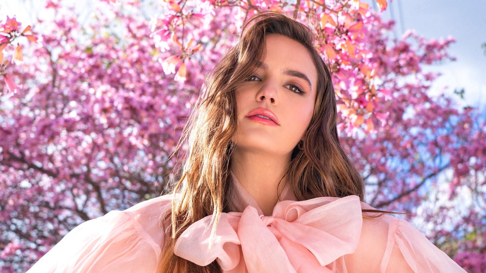 Bailee Madison plante le printemps, piétine la sagesse et ramasse la couverture