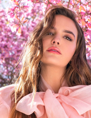 Bailee Madison plante le printemps, piétine la sagesse et ramasse la couverture