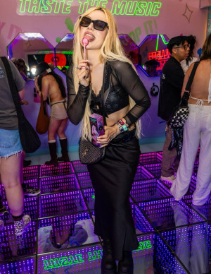 Ava Max transforme Coachella en comptoir pop ultra sucré et délicieusement insolent
