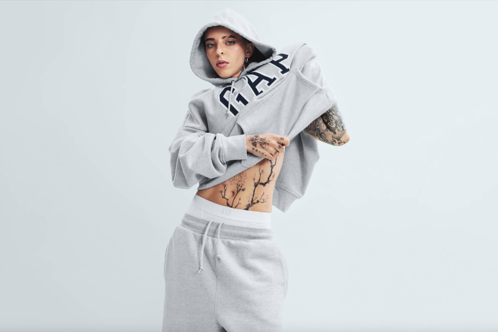 Young Miko squatte Gap, plie le basics et le rend franchement dangereux