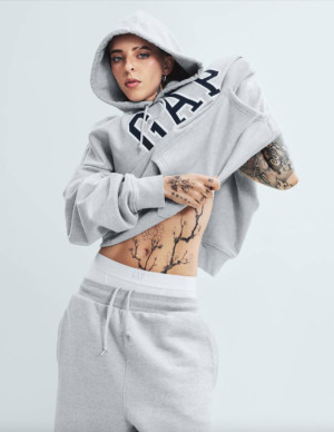 Young Miko squatte Gap, plie le basics et le rend franchement dangereux