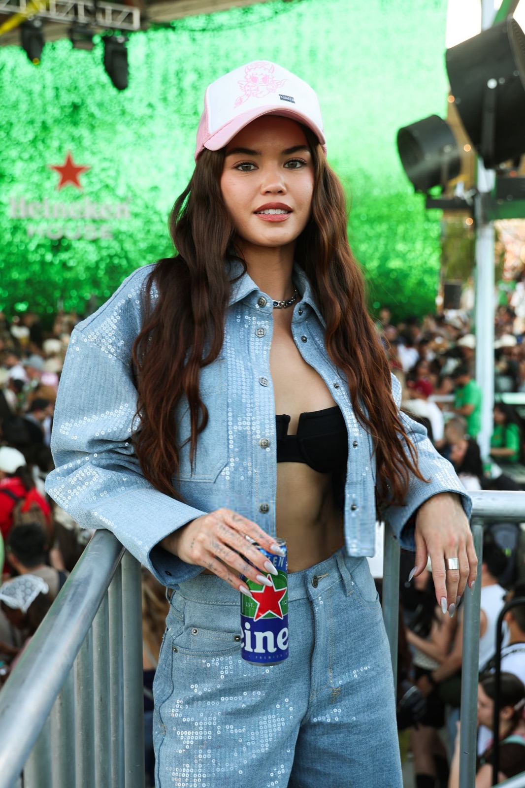 Paris Berelc grimpe au balcon VIP et regarde Coachella de haut