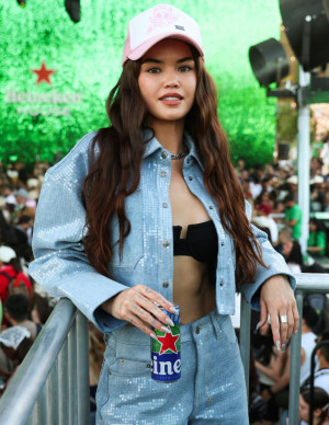 Paris Berelc grimpe au balcon VIP et regarde Coachella de haut