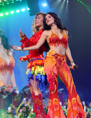 Becky G enflamme Coachella, Karol G débarque et tout chavire