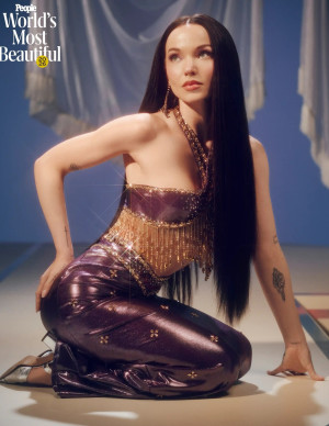 Dove Cameron hypnotise People et transforme la beauté en arme très chic