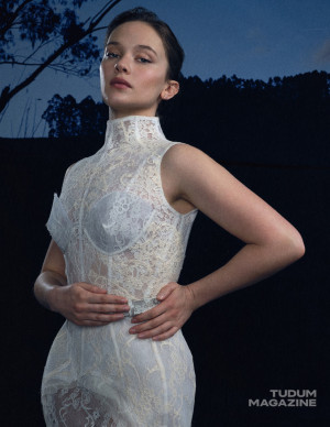 Cailee Spaeny hypnotise Tudum Magazine et laisse le casting en arrière-plan