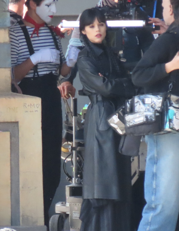 Jenna Ortega transforme Paris en repaire chic pour le retour de Wednesday