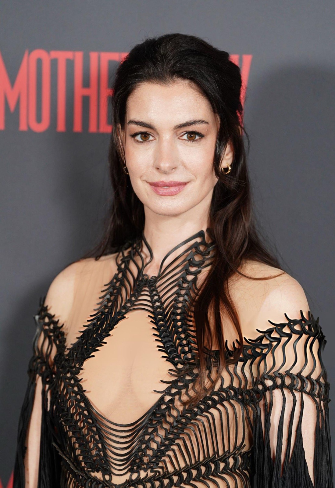 Anne Hathaway ensorcelle Londres et fait taire tout le tapis rouge