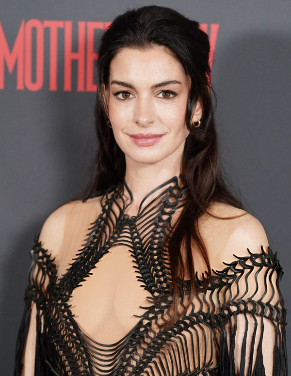Anne Hathaway ensorcelle Londres et fait taire tout le tapis rouge