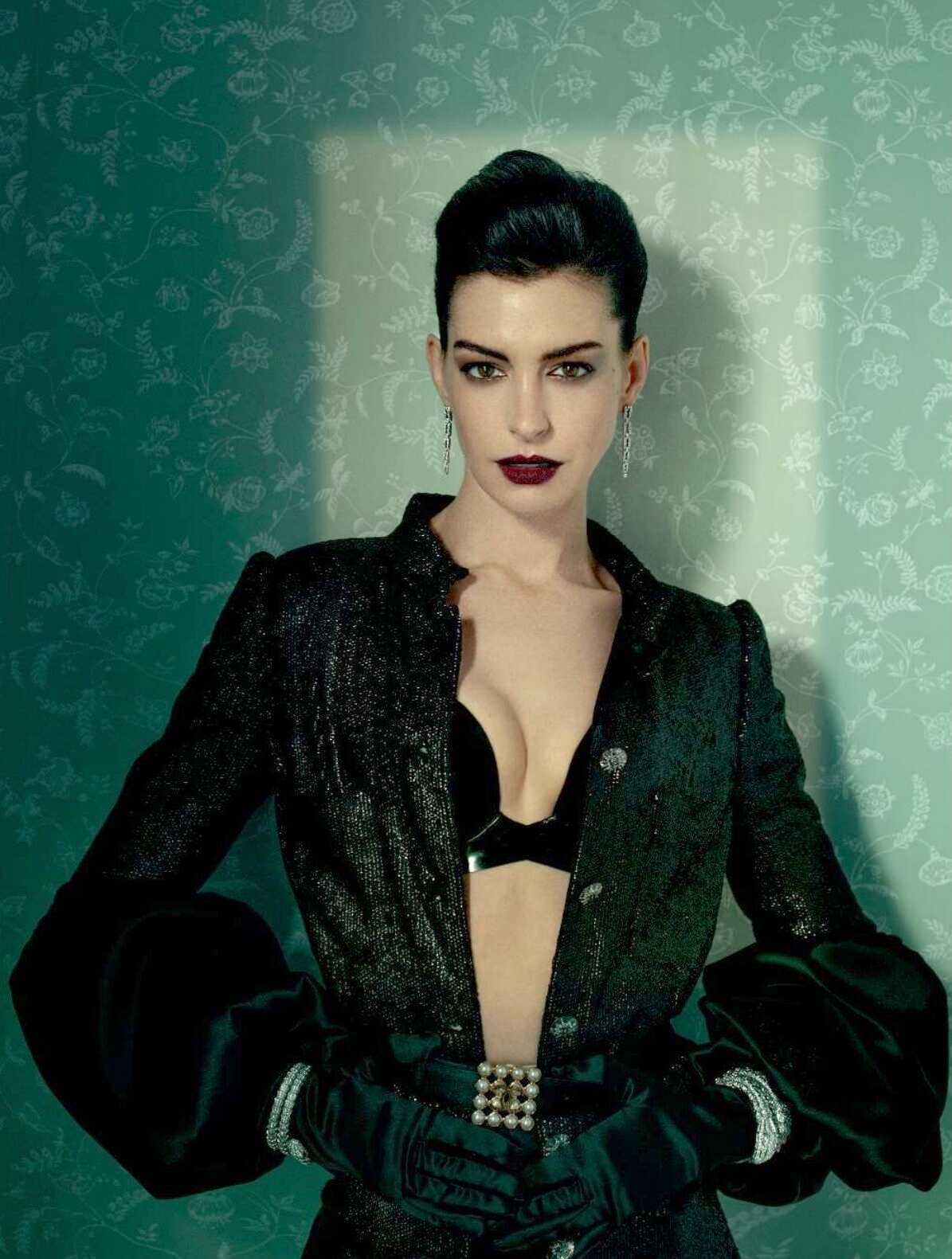 Anne Hathaway vampirise Paris Match et rallume son côté dangereusement chic