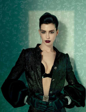 Anne Hathaway vampirise Paris Match et rallume son côté dangereusement chic