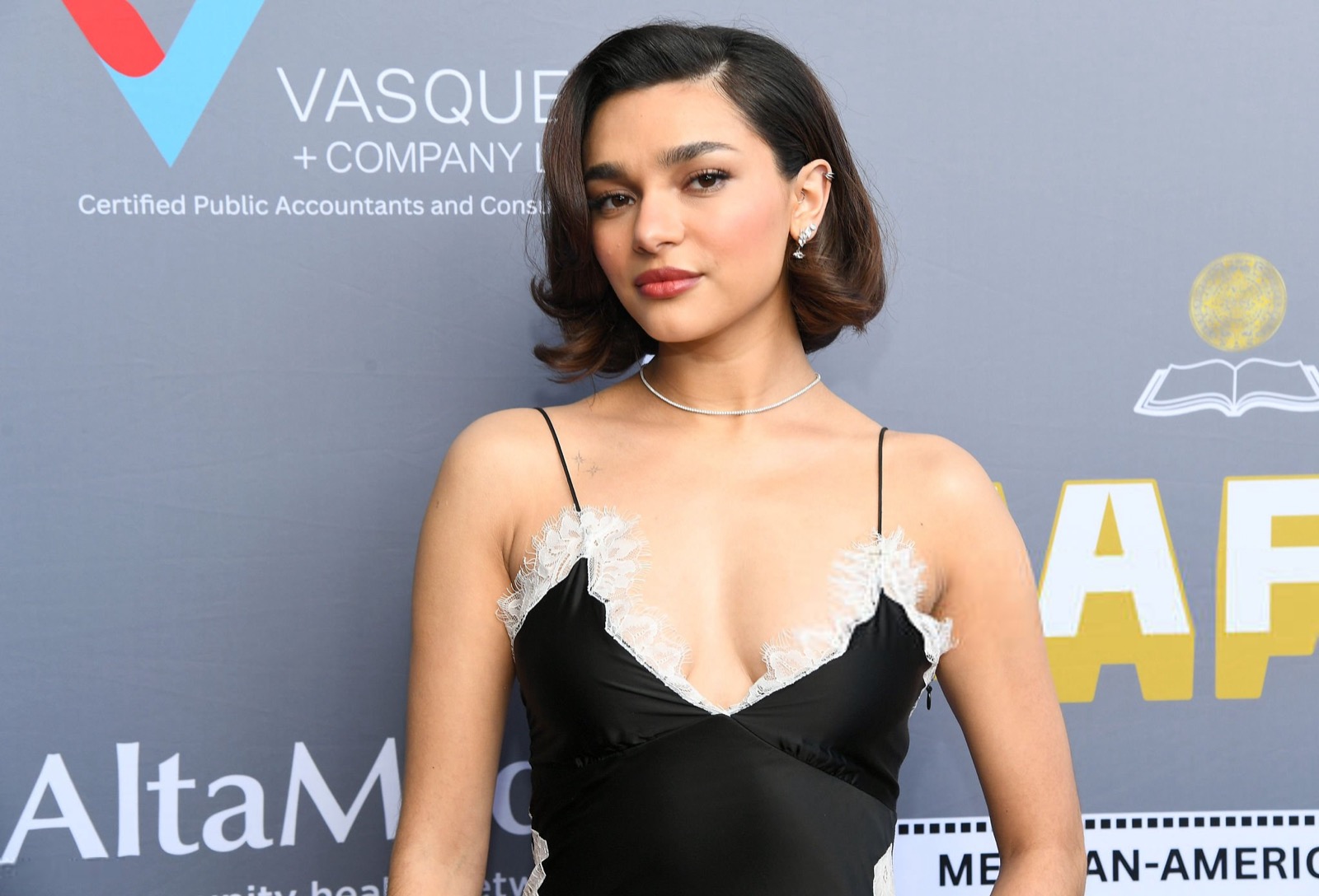 Paulina Chavez illumine les Illustrious Awards d’un décolleté fatal !