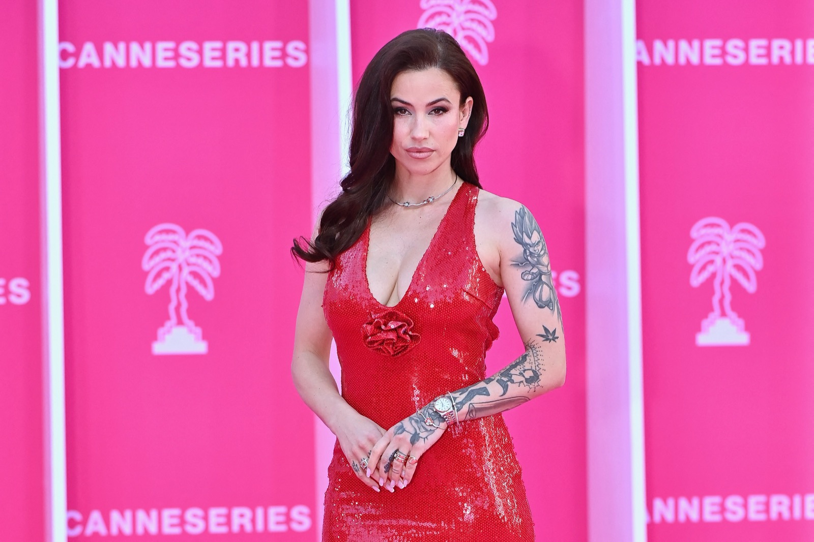 Gaelle Garcia Diaz enflamme le Pink Carpet de Canneseries en rouge passion !