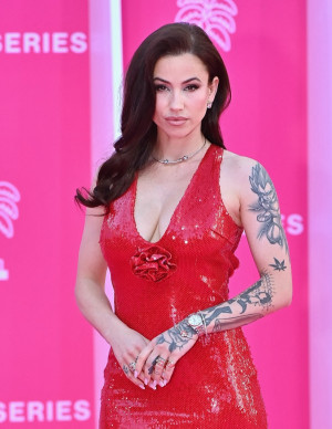 Gaelle Garcia Diaz enflamme le Pink Carpet de Canneseries en rouge passion !
