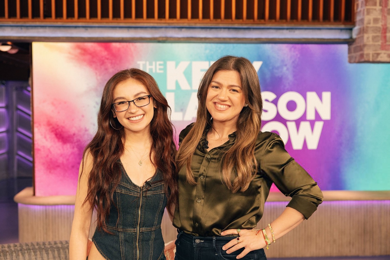 Anna Cathcart déchaîne ses courbes : Kelly Clarkson Show 2026 version coup de foudre denim !