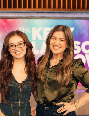 Anna Cathcart déchaîne ses courbes : Kelly Clarkson Show 2026 version coup de foudre denim !