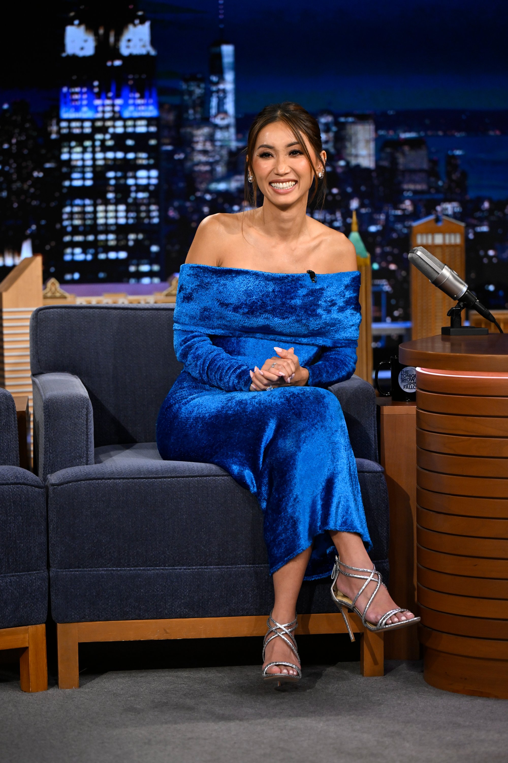 Brenda Song en bleu qui ne cache rien : le Tonight Show de Fallon devient très hot