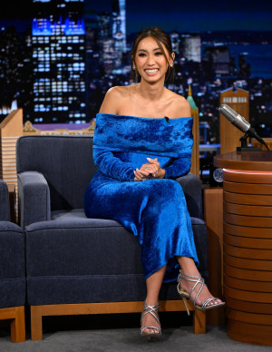 Brenda Song en bleu qui ne cache rien : le Tonight Show de Fallon devient très hot