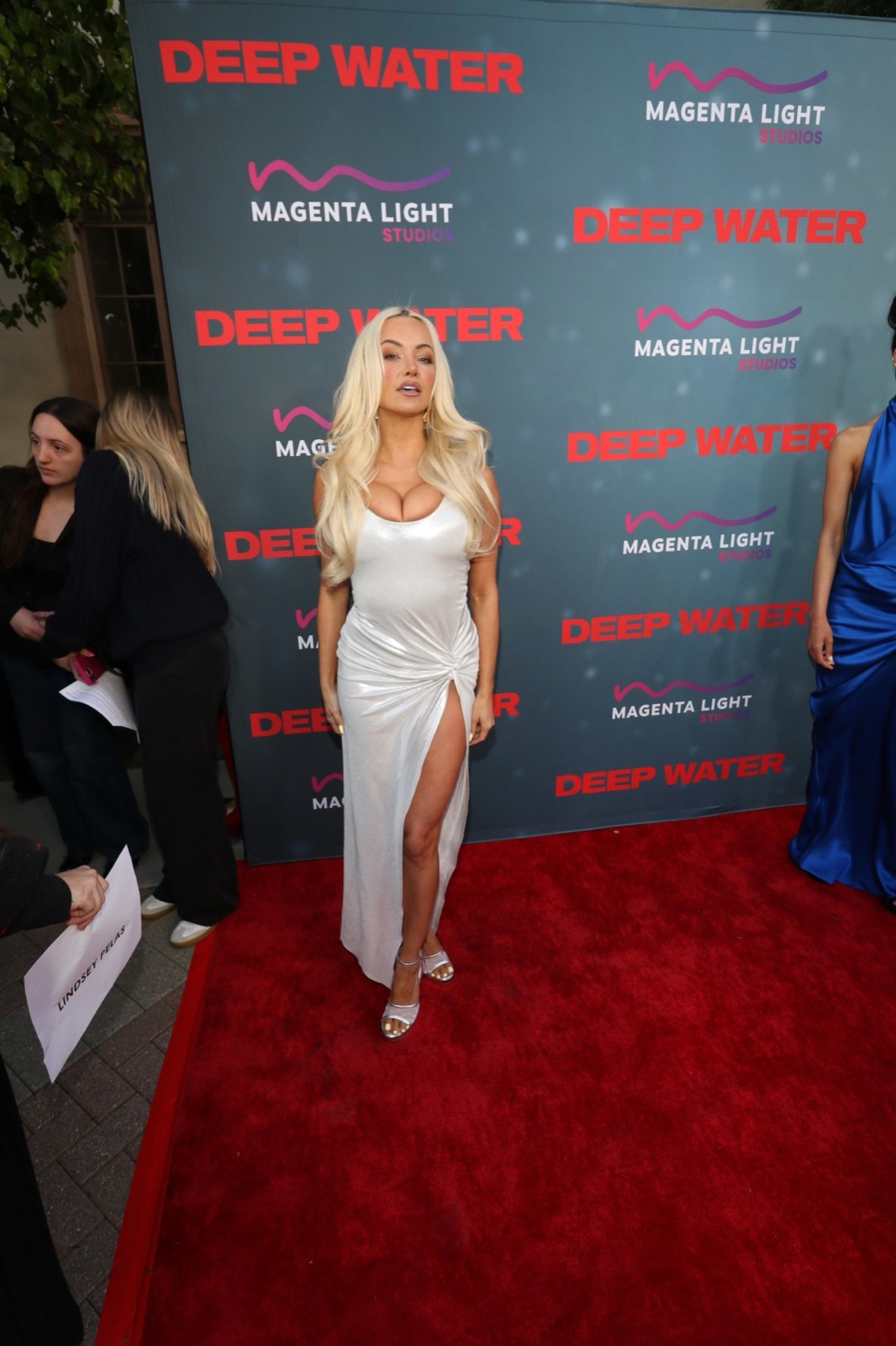 Lindsey Pelas noie le tapis rouge dans sa robe blanche fendue