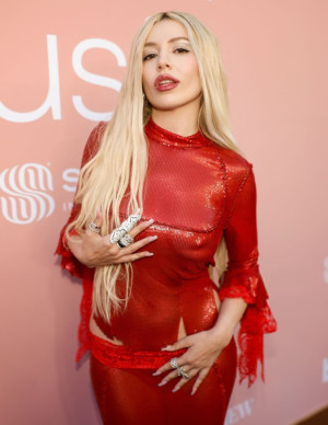 Ava Max sort l’artillerie rouge au tapis Billboard Women in Music